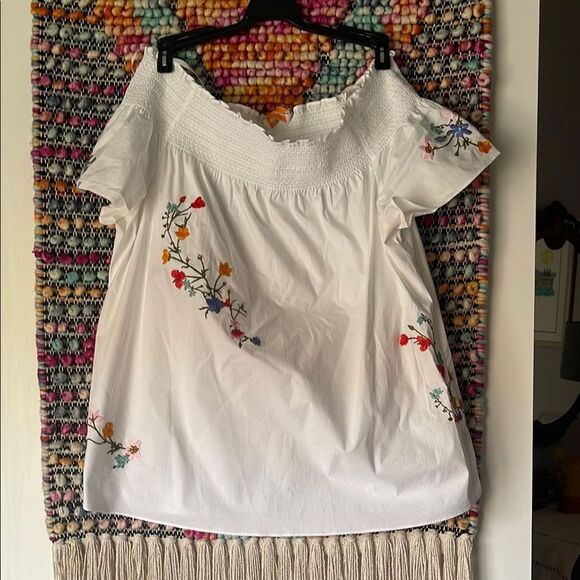 Embroidered White Floral Women's Top - Picture 1 of 7